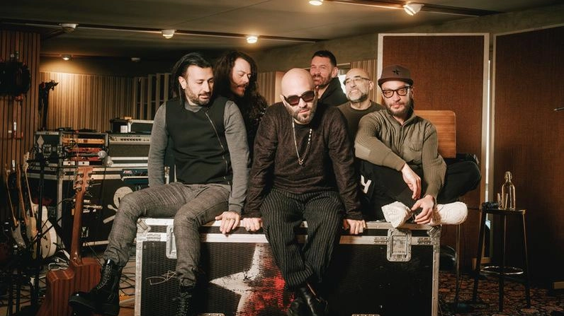 I Negramaro all’interno del Waweforms Studio del tastierista della band dov’è stata realizzata l’intervista per il nuovo format “Fuori Soundcheck“ I Negramaro all’interno del Waweforms Studio del tastierista della band dov’è stata realizzata l’intervista per il nuovo format “Fuori Soundcheck“