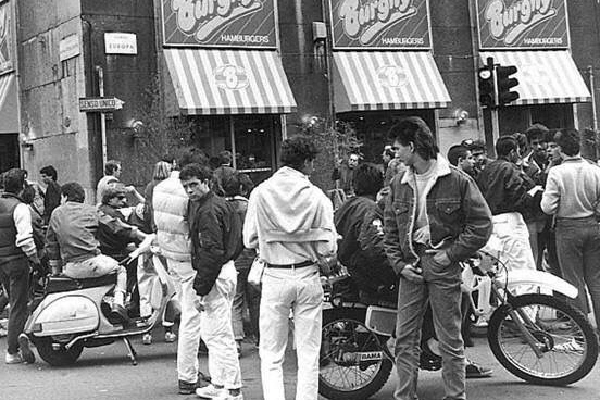 foto storica dei Paninari di fronte al Burghy di piazza San Babila