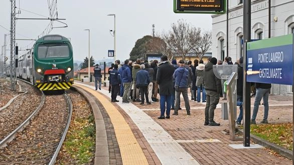 Un uomo di 33 anni è stato rapinato di telefono cellulare e monopattino vicino alla stazione di Ponte Lambro. L'aggressione è stata denunciata ai carabinieri. Un uomo di 33 anni è stato rapinato di telefono cellulare e monopattino vicino alla stazione di Ponte Lambro. L'aggressione è stata denunciata ai carabinieri.