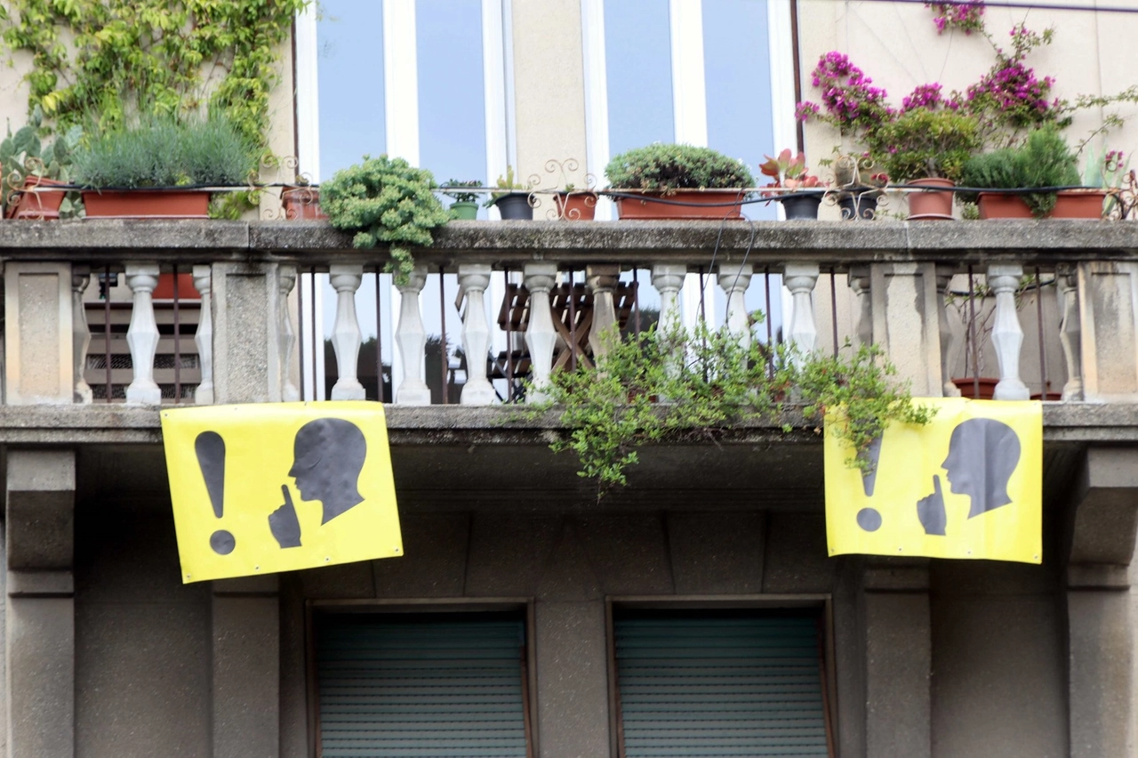 I cartelli affissi sui balconi dei palazzi di piazza Spoleto per chiedere un po' di silenzio (almeno di notte)