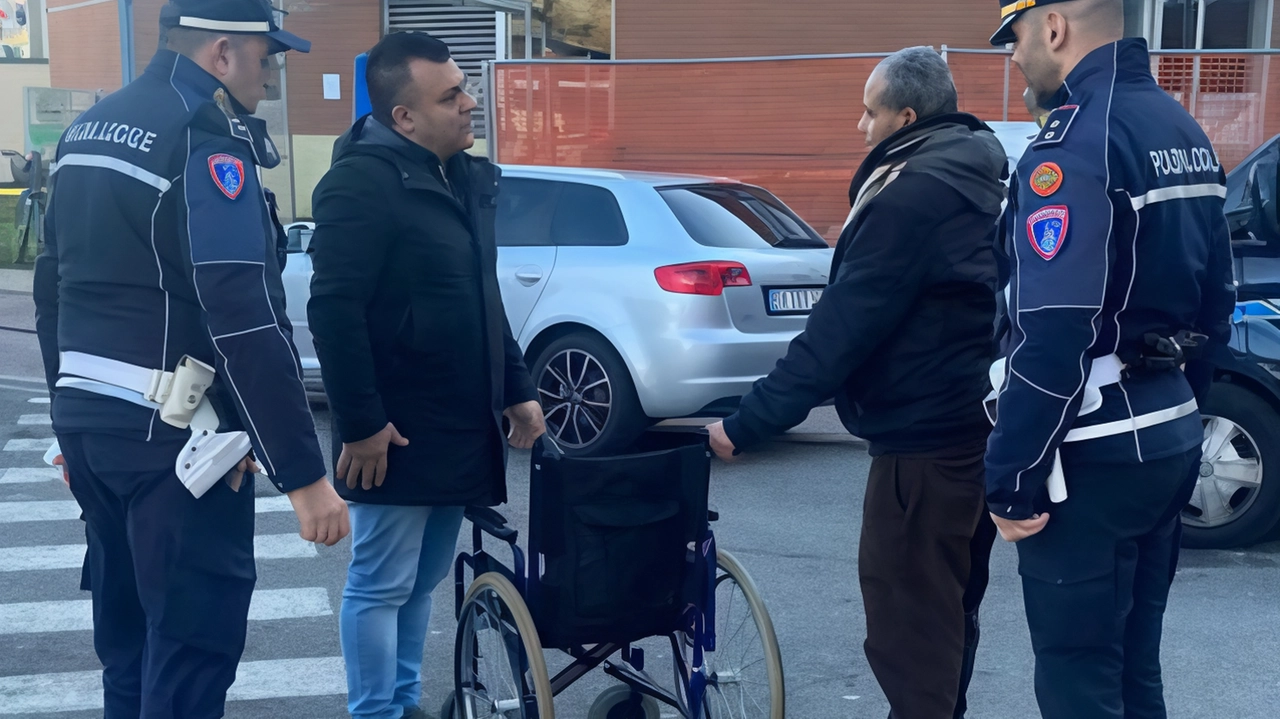 Il regalo anticipato di Natale è arrivato puntuale. Ieri mattina, gli agenti della polizia locale hanno consegnato una nuova sedia... Il regalo anticipato di Natale è arrivato puntuale. Ieri mattina, gli agenti della polizia locale hanno consegnato una nuova sedia...