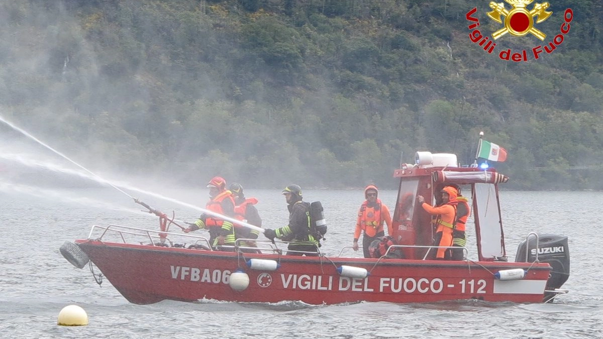 Lago di Varese, esercitazione vigili del fuoco