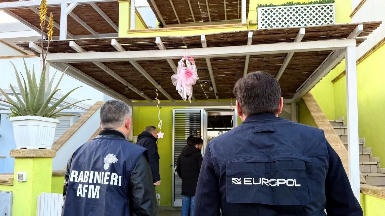 Il blitz delle forze dell'ordine con carabinieri ed europol in prima linea
