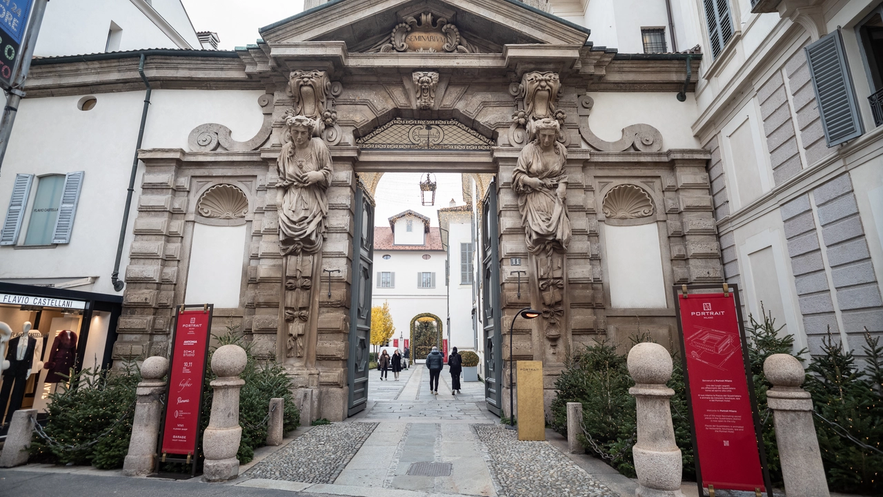 Il portale cinquecentesco di ingresso della piazza (Foto Canella) Il portale cinquecentesco di ingresso della piazza (Foto Canella)