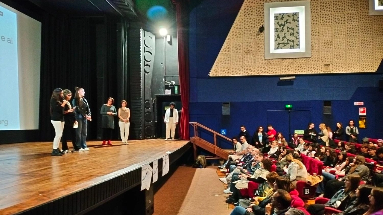Il convegno al Teatro Nuovo è stato dedicato alle iniziative messe in campo per contrastare il bullismo e il cyberbullismo Il convegno al Teatro Nuovo è stato dedicato alle iniziative messe in campo per contrastare il bullismo e il cyberbullismo