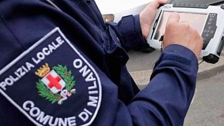 Un agente della Polizia locale di Milano Un agente della Polizia locale di Milano