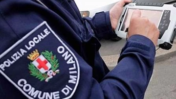 Atti osceni nell’area giochi e poi prende a morsi i ghisa: 33enne arrestato in zona Garibaldi