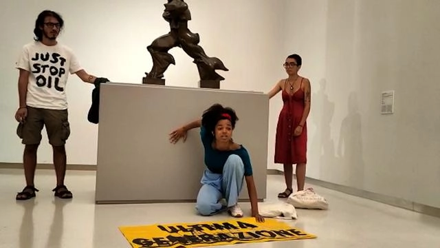 Gli attivisti di Ultima Generazione durante una protesta Gli attivisti di Ultima Generazione durante una protesta
