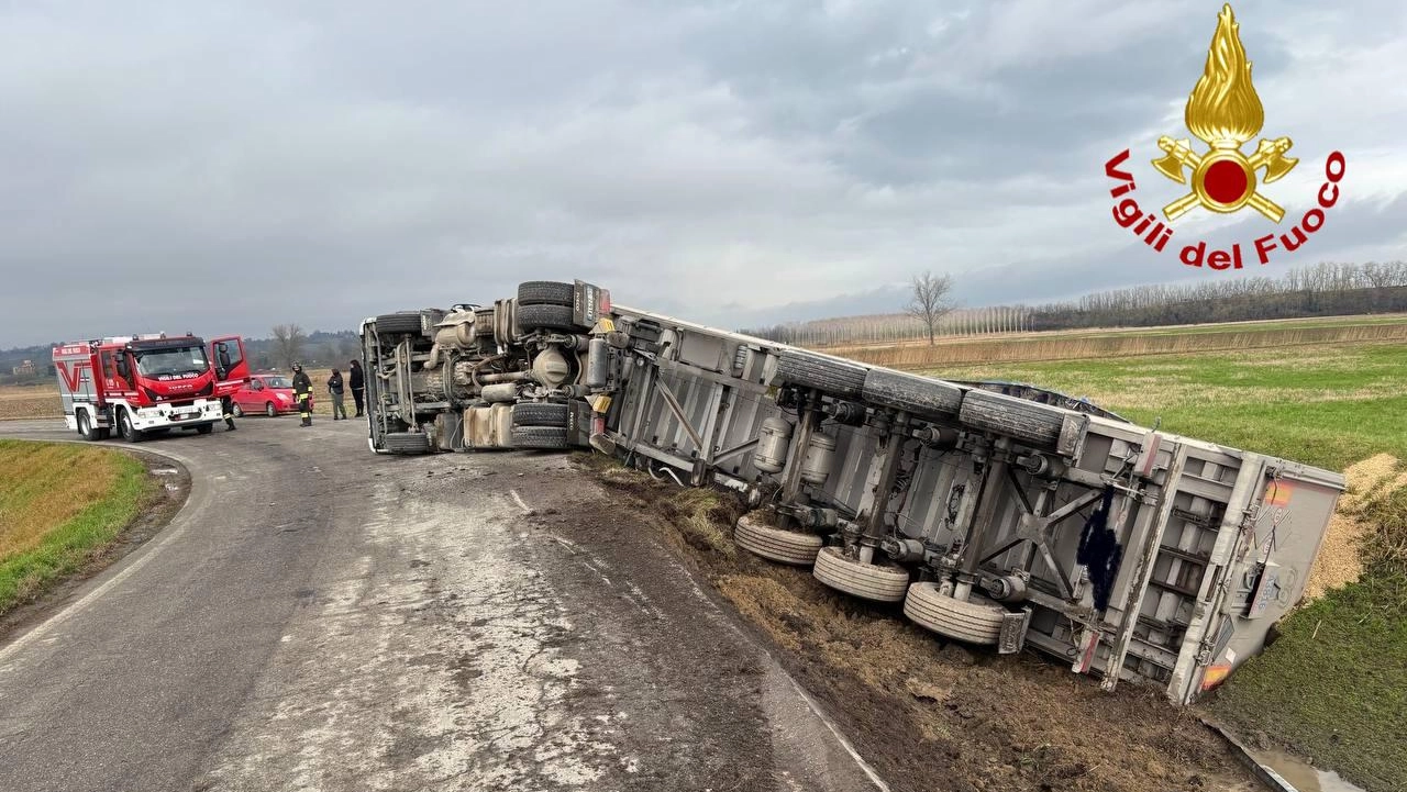 Il camion ribaltato a Chignolo Po Il camion ribaltato a Chignolo Po