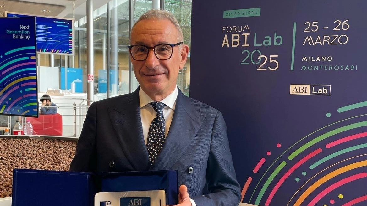 Milo Gusmeroli, vicedirettore generale della Bps, con il premio