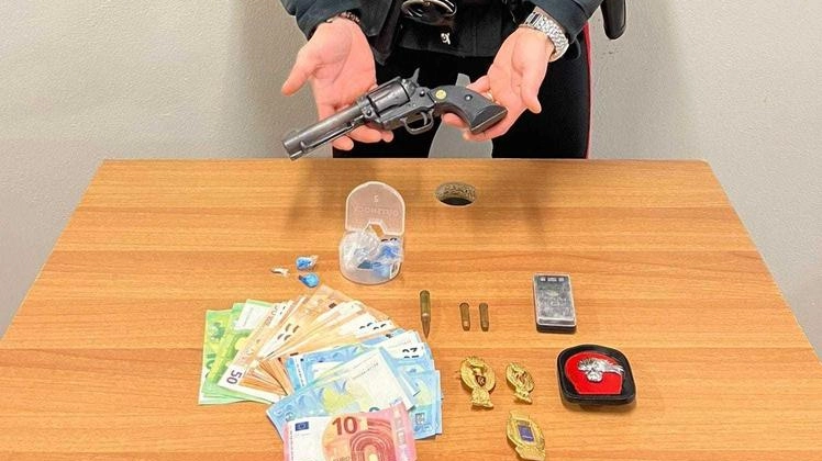 Oltre alla cocaina trovati in casa a Desenzano placche fasulle dell’Arma e un revolver Oltre alla cocaina trovati in casa a Desenzano placche fasulle dell’Arma e un revolver