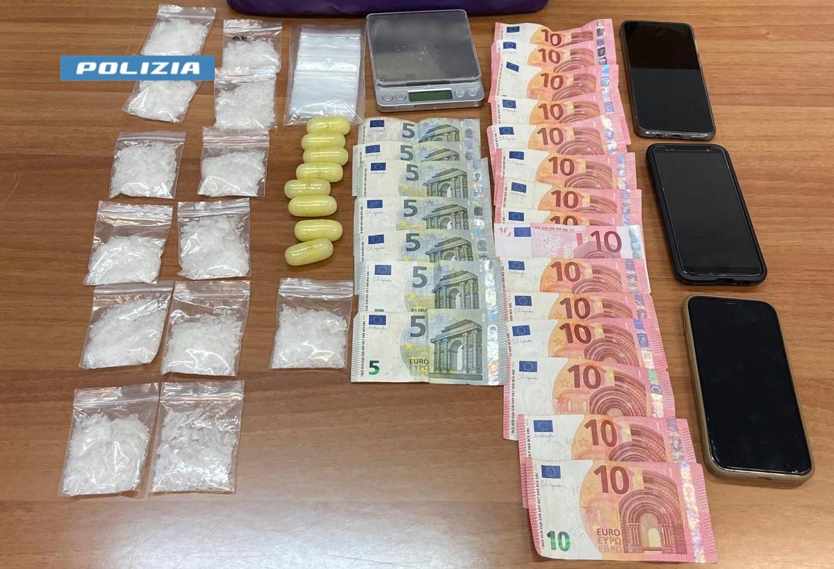 Milano, shaboo nascosto nella borsa da rider: arrestato spacciatore Milano, shaboo nascosto nella borsa da rider: arrestato spacciatore