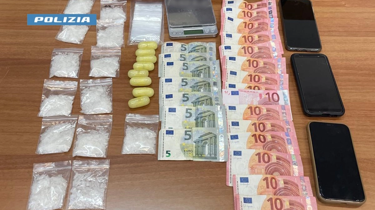 La droga e il denaro sequestrati dalla polizia La droga e il denaro sequestrati dalla polizia