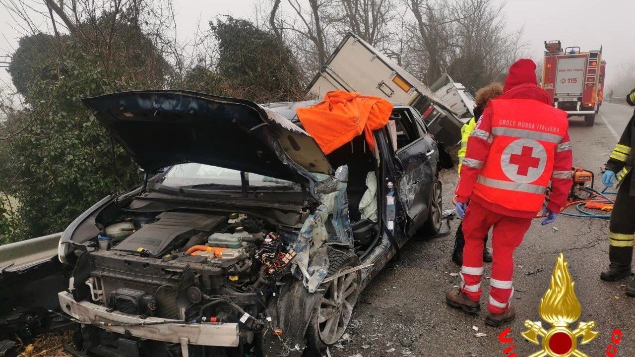 Le operazioni di recupero delle bottiglie di latte finite fuori dal camion frigo coinvolto nell’incidente Le operazioni di recupero delle bottiglie di latte finite fuori dal camion frigo coinvolto nell’incidente