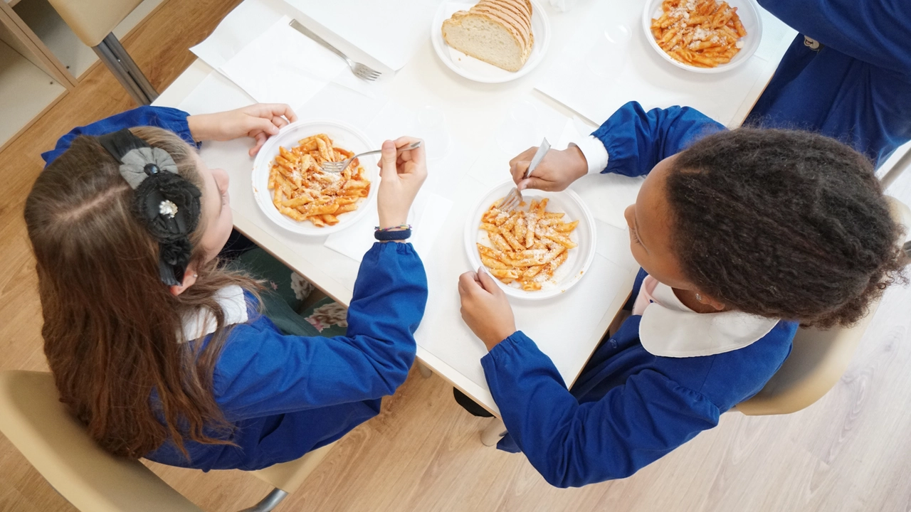 Bimbe alla mensa di una scuola elementare Bimbe alla mensa di una scuola elementare
