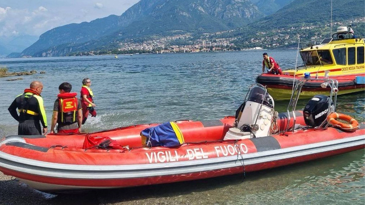 Donna di 52 anni scomparsa al Lago di Montorfano, scatenando una massiccia operazione di ricerca dei vigili del fuoco. Ritrovata sana e salva grazie alla collaborazione di un canoista. Donna di 52 anni scomparsa al Lago di Montorfano, scatenando una massiccia operazione di ricerca dei vigili del fuoco. Ritrovata sana e salva grazie alla collaborazione di un canoista.