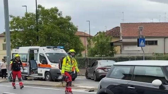 CREMA (Cremona) Incontro troppo ravvicinato tra un pullman e un ciclista all’incrocio tra via Mercato e via Gramsci, ieri a Crema... CREMA (Cremona) Incontro troppo ravvicinato tra un pullman e un ciclista all’incrocio tra via Mercato e via Gramsci, ieri a Crema...