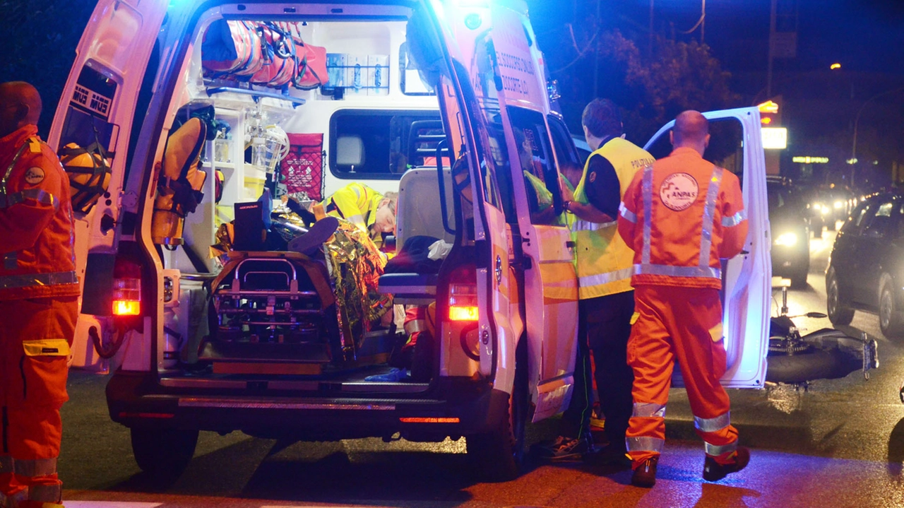 Sul posto i sanitari del 118 con automedica e ambulanza Sul posto i sanitari del 118 con automedica e ambulanza