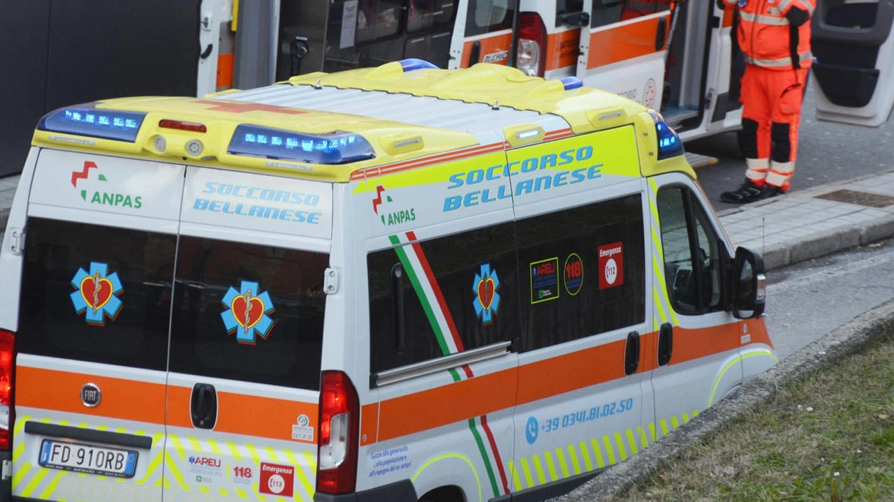 I volontari del Soccorso bellanese hanno assistito sia mamma Monica sia la piccola Angelina al caldo e al sicuro in ambulanza I volontari del Soccorso bellanese hanno assistito sia mamma Monica sia la piccola Angelina al caldo e al sicuro in ambulanza