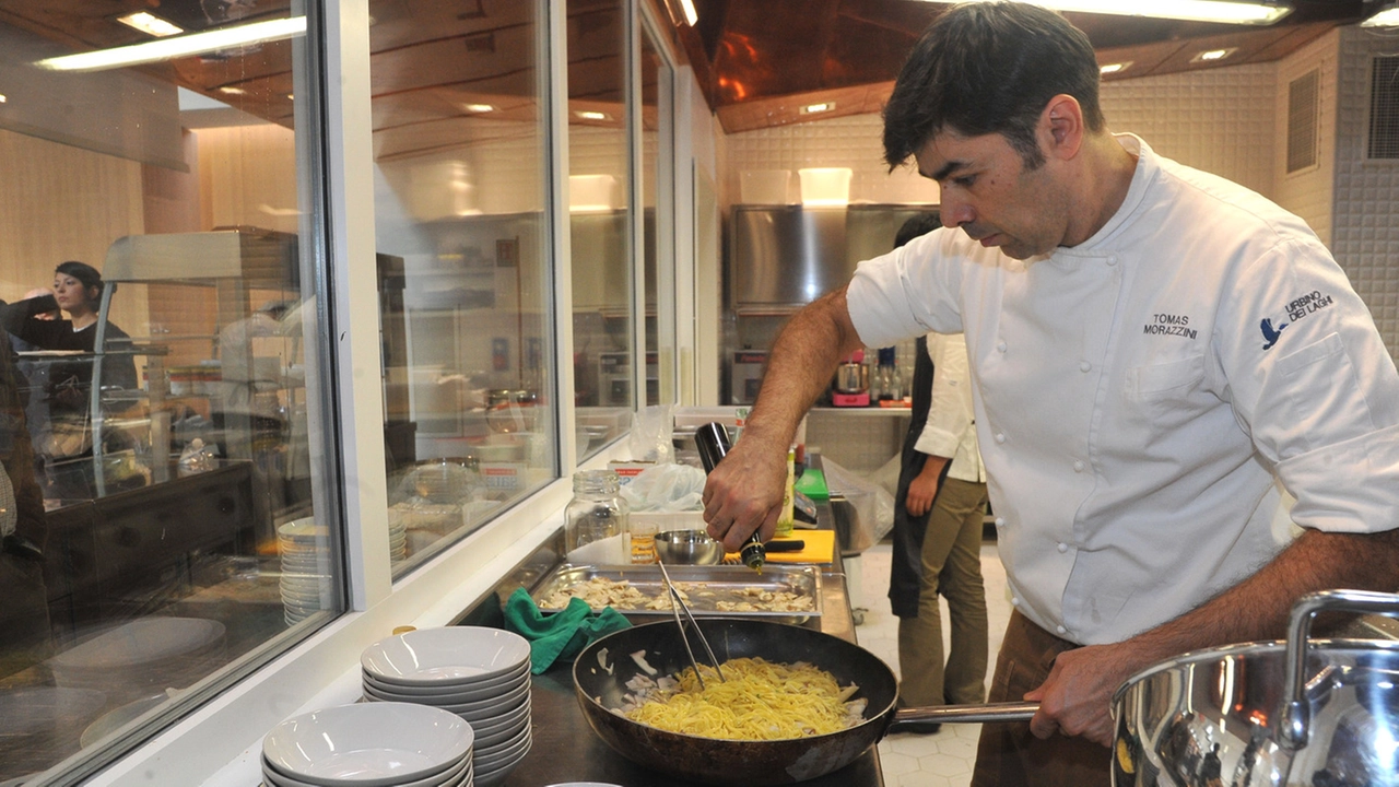 La cucina del Refettorio Ambrosiano aperto nel giugno 2015 in un ex teatro parrocchiale ristrutturato di Milano La cucina del Refettorio Ambrosiano aperto nel giugno 2015 in un ex teatro parrocchiale ristrutturato di Milano