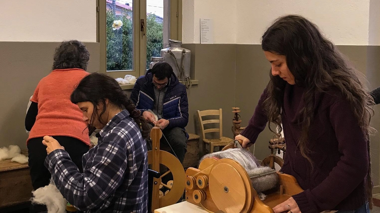 Immersiva l’esperienza in Valcamonica degli studenti provenienti dai principali istituti tecnici di tessile e moda Hanno lavorato a stretto contatto con le artigiane di Monno Immersiva l’esperienza in Valcamonica degli studenti provenienti dai principali istituti tecnici di tessile e moda Hanno lavorato a stretto contatto con le artigiane di Monno