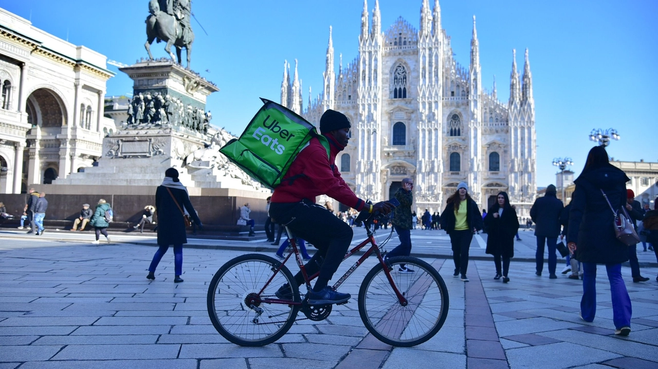 Un fattorino di Uber Eats in piazza Duomo: la società ha chiuso a Milano, previsti indennizzi per i rider Un fattorino di Uber Eats in piazza Duomo: la società ha chiuso a Milano, previsti indennizzi per i rider