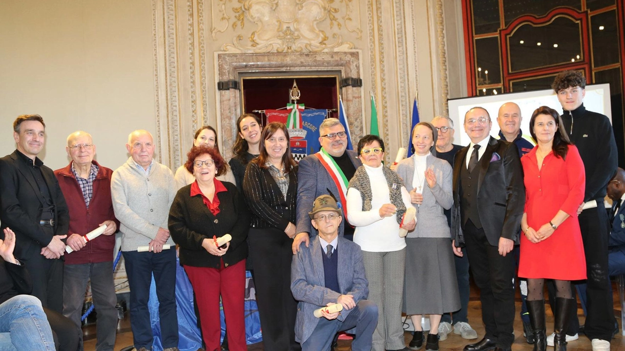 Foto di gruppo per il sindaco di Arcore Maurizio Bono e i cittadini benemeriti premiati durante una toccante cerimonia a Villa Borromeo Foto di gruppo per il sindaco di Arcore Maurizio Bono e i cittadini benemeriti premiati durante una toccante cerimonia a Villa Borromeo