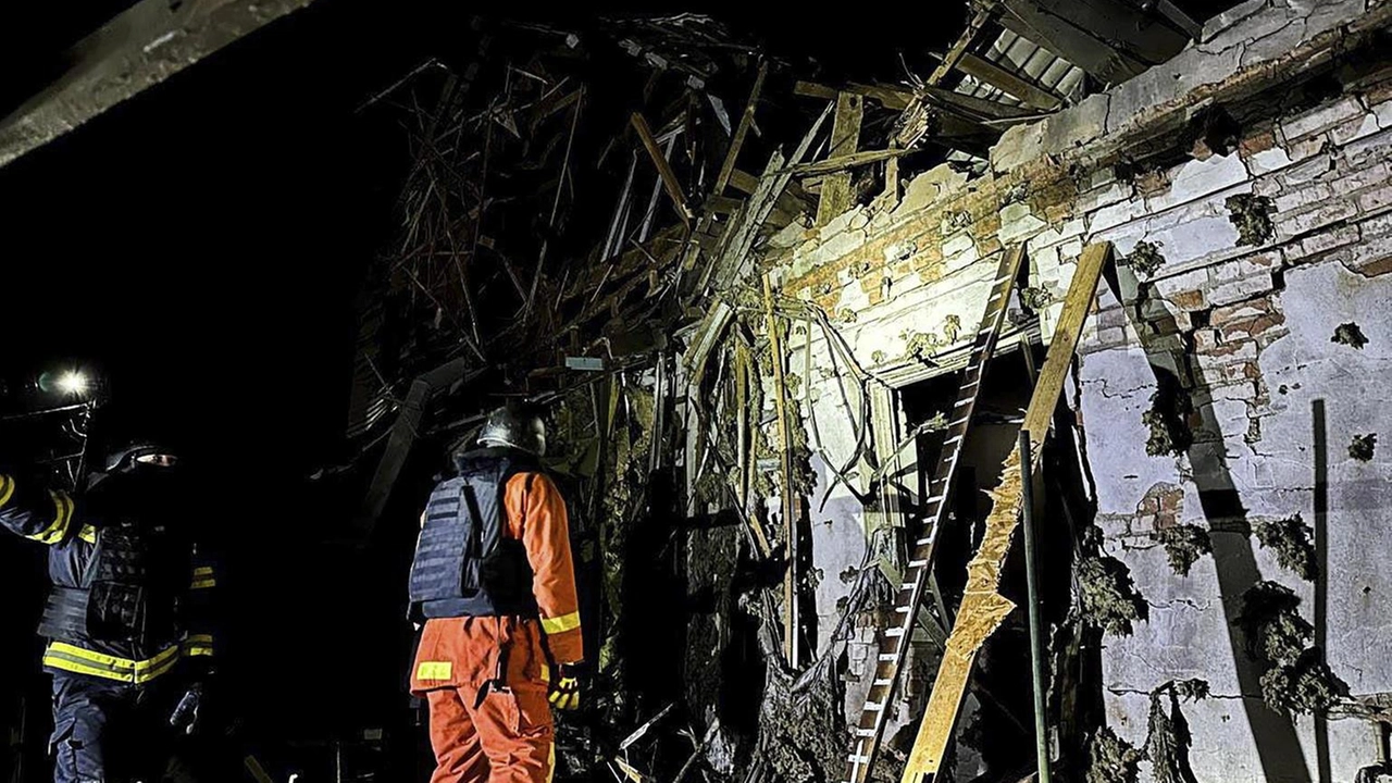 Segnalati incendi in edifici residenziali e in una scuola