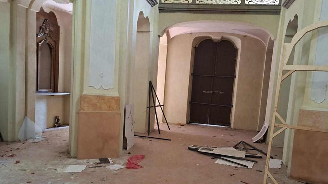 Limbiate, vandali in azione a Mombello: devastata la chiesetta che ospitò le nozze delle sorelle di Napoleone