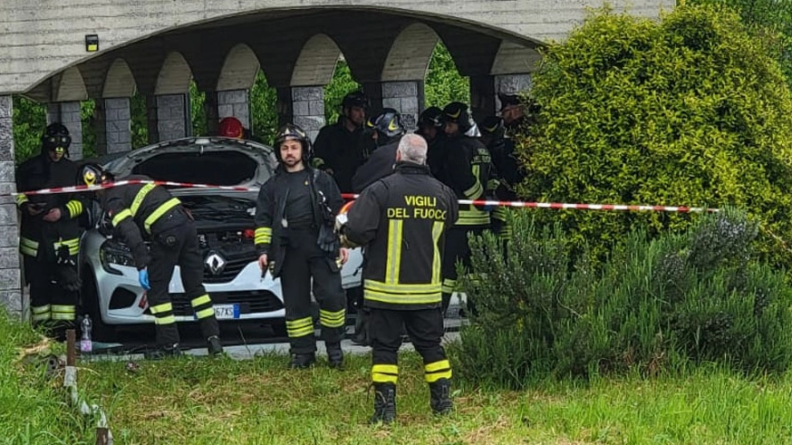 La Renault Clio bianca esplosa ieri mattina con a bordo due ragazzi di 26 e 23 anni. L’onda d’urto ha divelto verso l’esterno le portiere e mandato in frantumi tutti i finestrini dell’auto. Sul posto i vigili del fuoco