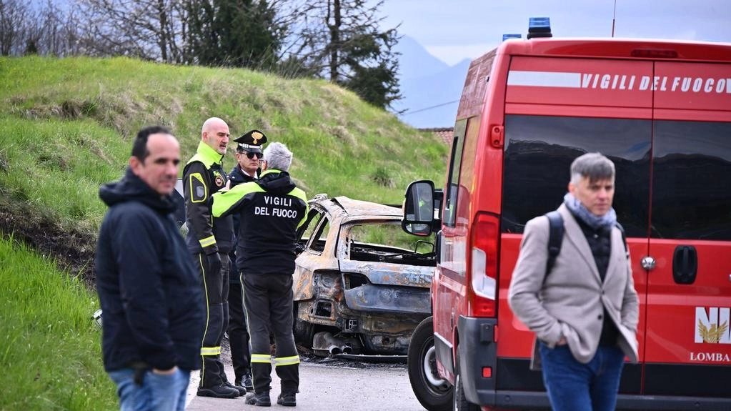 Solo quando i vigili del fuoco hanno spento le fiamme si sono accorti che nella vettura, una Audi A4, c’era...