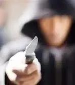Aggredisce la ex, messo in fuga dalla vicesindaca e da un assessore. L’uomo poi si è schiantato in auto