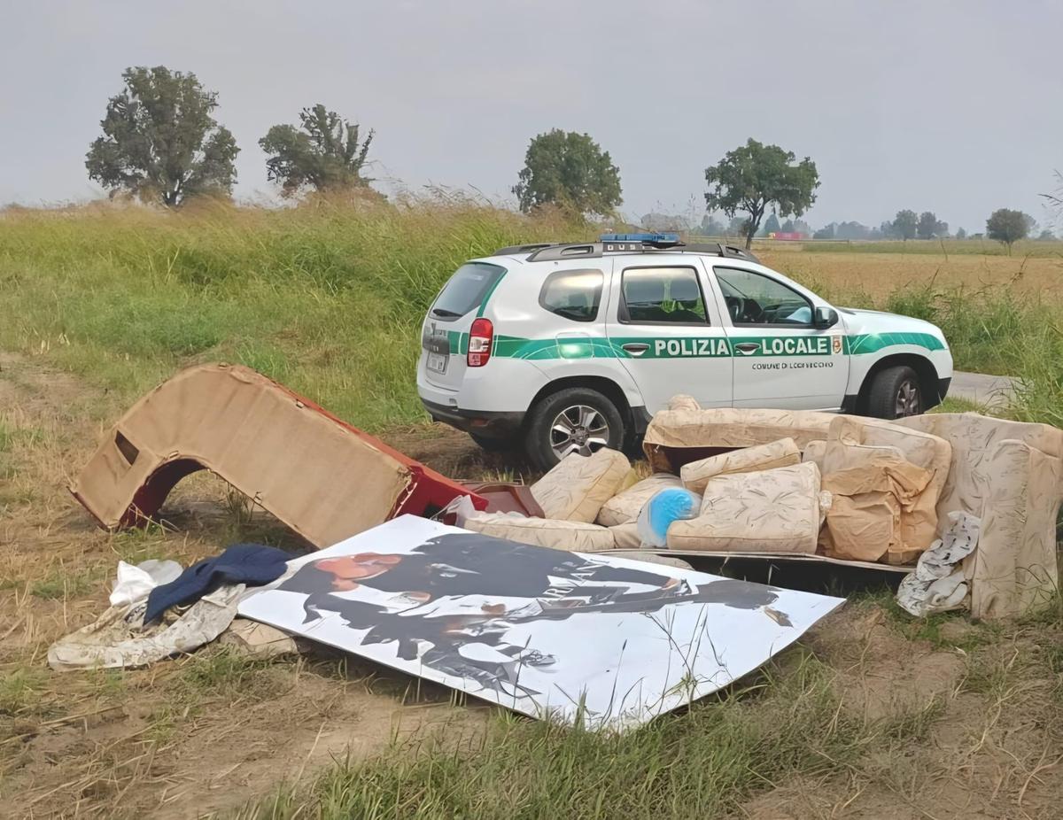 Affidano mobili, elettrodomestici e materassi da portare in discarica ma l’incaricato li abbandona in campagna: presi