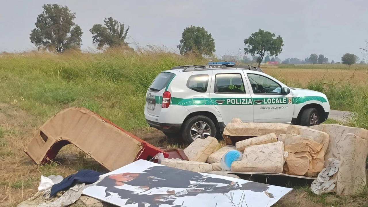 I resti dell'appartamento buttati in campagna a Lodi Vecchio I resti dell'appartamento buttati in campagna a Lodi Vecchio