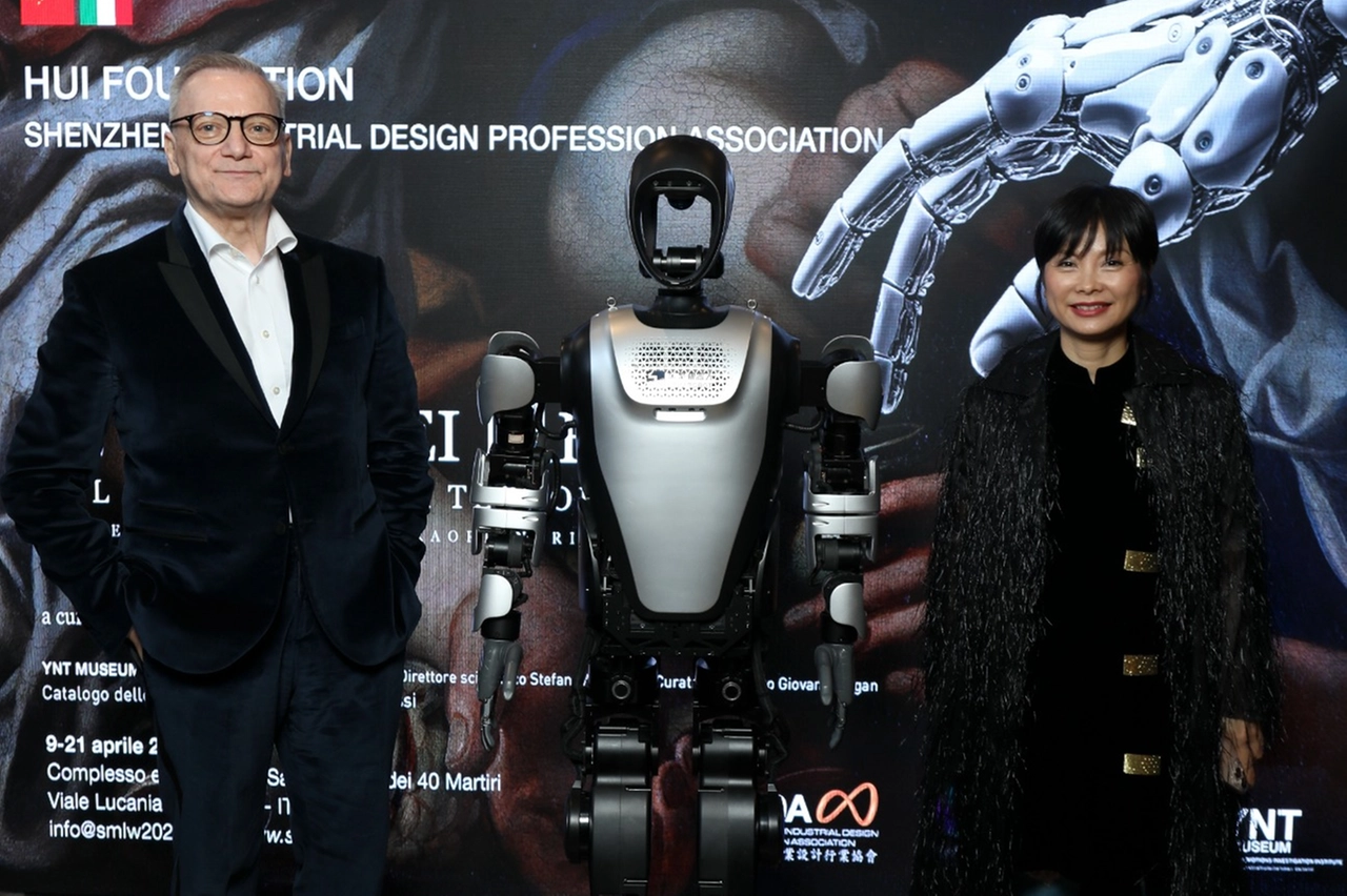 Il curatore della mostra Giacomo Santucci, il robot umanoide Kuavo che interagisce con le opere, e la stilista Hui Zhao