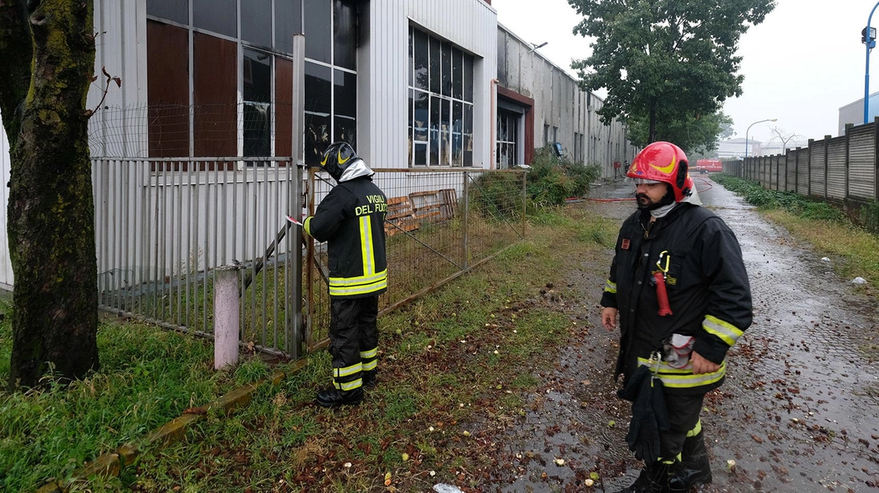 Principio di incendio alla Electrolux di Solaro: evacuati dipendenti per surriscaldamento di un macchinario. Intervento dei vigili del fuoco senza gravi conseguenze. Preoccupazioni tra i lavoratori per il futuro dell'azienda. Principio di incendio alla Electrolux di Solaro: evacuati dipendenti per surriscaldamento di un macchinario. Intervento dei vigili del fuoco senza gravi conseguenze. Preoccupazioni tra i lavoratori per il futuro dell'azienda.