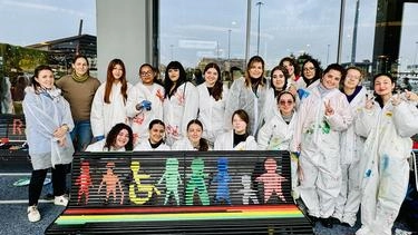 Gli studenti dell'Istituto d'Arte Kandinsky trasformano panchine grigie in opere d'arte inclusiva al centro commerciale Fiordaliso di Rozzano, promuovendo riflessioni sulla convivenza e il rispetto reciproco.