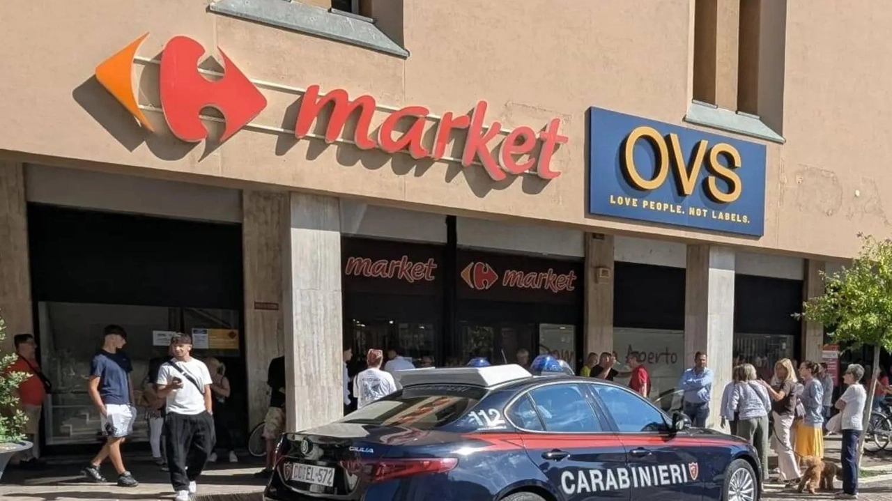 Attimi di tensione nel punto vendita dove un ladro è stato sorpeso a rubare un portafoglio Attimi di tensione nel punto vendita dove un ladro è stato sorpeso a rubare un portafoglio
