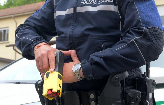 Taser agli agenti della polizia locale di Milano: via alla sperimentazione di sei mesi Taser agli agenti della polizia locale di Milano: via alla sperimentazione di sei mesi