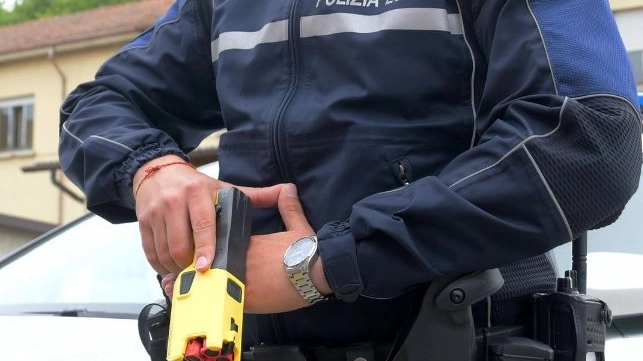 Il taser troverà spazio in via sperimentale nei cinturoni di due equipaggi per turno Il taser troverà spazio in via sperimentale nei cinturoni di due equipaggi per turno