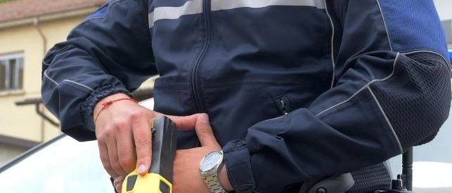 Taser agli agenti della polizia locale di Milano: via alla sperimentazione di sei mesi