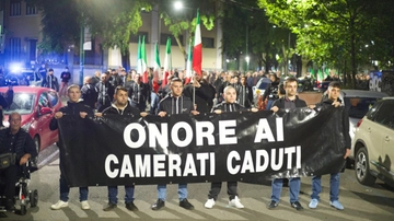 Sergio Ramelli, mille neofascisti sfilano per ricordare il “camerata” ucciso nel 1975
