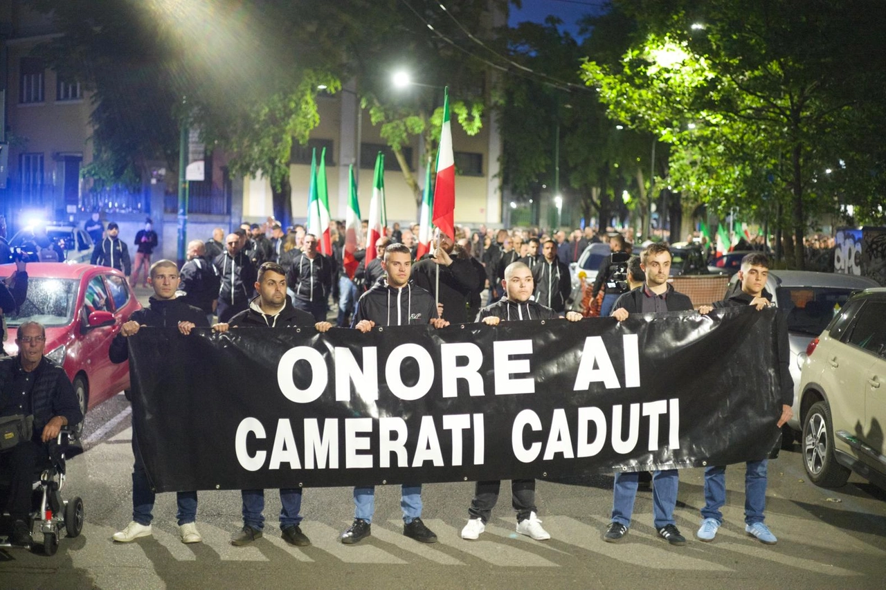 Lo striscione che apre il corteo in ricordo di Ramelli davanti a fiaccole e tricolori