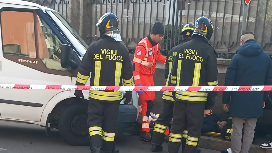 Il malore improvviso alla guida, poi lo schianto contro una gazzella dei carabinieri, una passante e la recinzione di un’abitazione.... Il malore improvviso alla guida, poi lo schianto contro una gazzella dei carabinieri, una passante e la recinzione di un’abitazione....