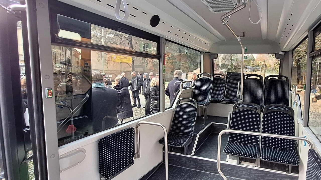 Lodi introduce il primo autobus elettrico, parte di un piano per rendere tutto il trasporto pubblico elettrico entro il 2026. Lodi introduce il primo autobus elettrico, parte di un piano per rendere tutto il trasporto pubblico elettrico entro il 2026.