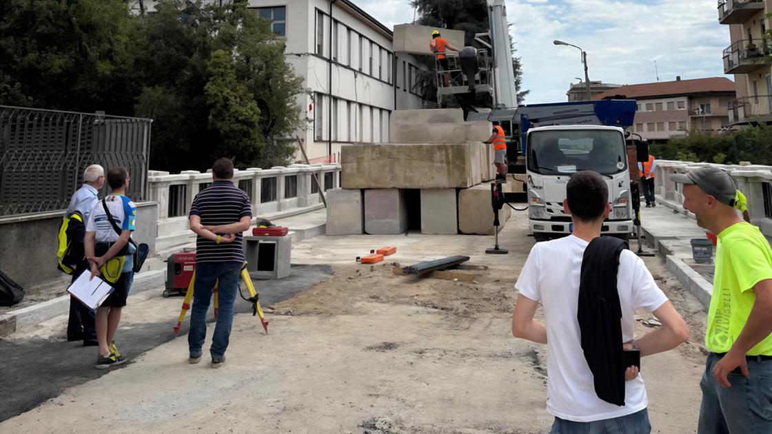 demolito per motivi di sicurezza collaudi ok ma il ponte resta chiuso cesano aspetta di riaprire la strada
