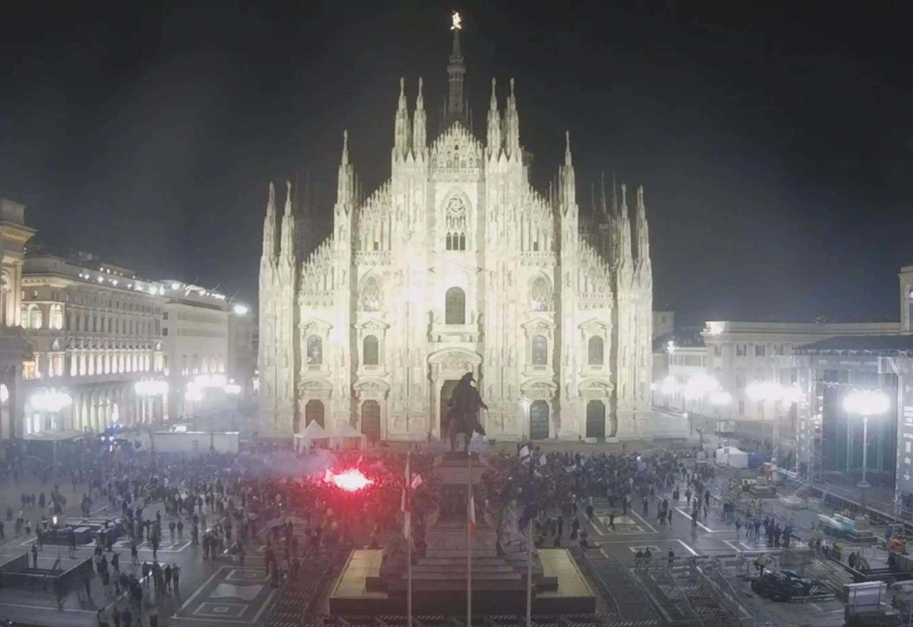 Festa per lo scudetto del Napoli anche a Milano: centinaia di tifosi in piazza Duomo tra cori, bandiere e fuochi d’artificio