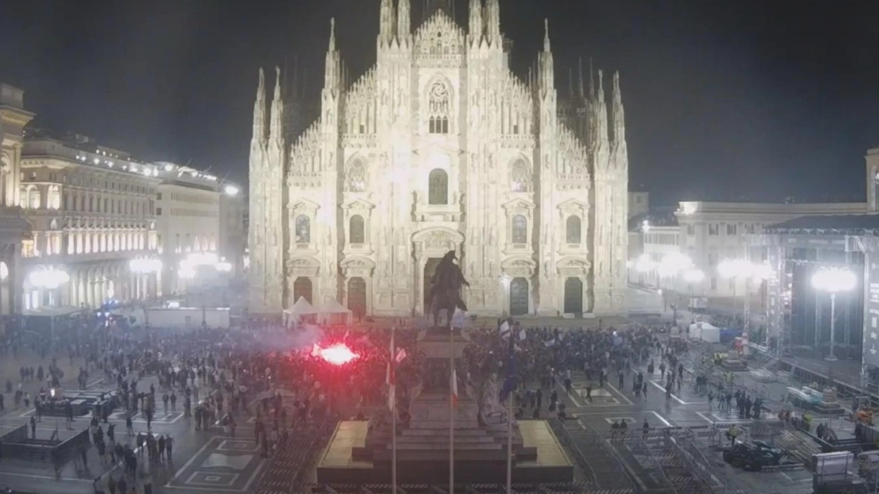 Festa Napoli per lo scudetto anche a Milano. In piazza Duomo sono già arrivate diverse centinaia di tifosi azzurri riuniti davanti la Cattedrale. Oltre a qualche bandiera e agli immancabili fumogeni, sono già partiti i primi fuochi d'artificio direttamente dalla piazza. (foto SKYLINE WEBCAMS)