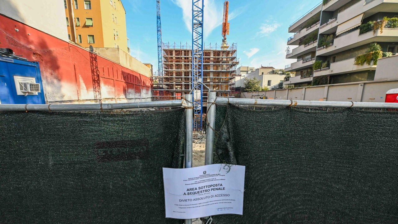 Il cantiere posto sotto sequestro Il cantiere posto sotto sequestro