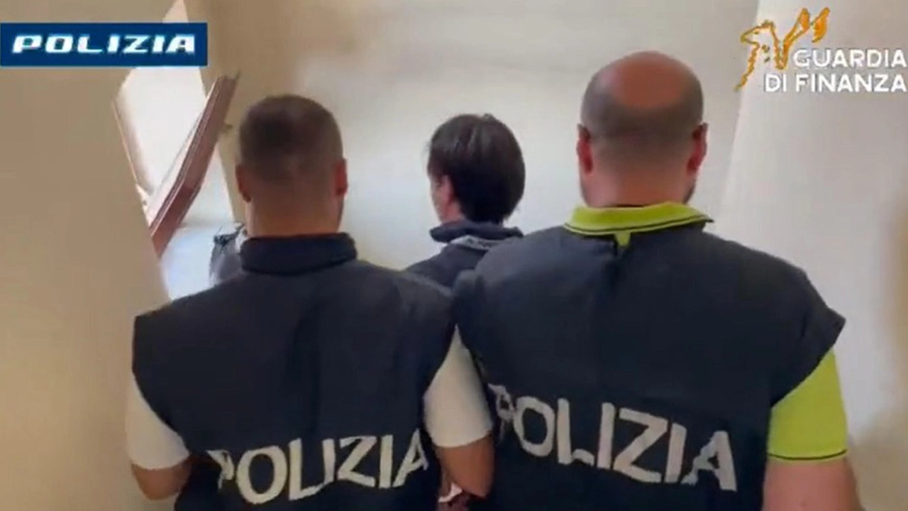 E' stato catturato a Cerignola, in provincia di Foggia, il latitante Tommaso Morra. Condannato in via definitiva alla pena di 12 anni e 6 mesi di reclusione, di cui dovrà scontare il residuo pari a 9 anni, 6 mesi e 25 giorni per un tentato assalto al caveau Mondialpol di Calcinato, in provincia di Brescia, nel 2022. E' stato catturato a Cerignola, in provincia di Foggia, il latitante Tommaso Morra. Condannato in via definitiva alla pena di 12 anni e 6 mesi di reclusione, di cui dovrà scontare il residuo pari a 9 anni, 6 mesi e 25 giorni per un tentato assalto al caveau Mondialpol di Calcinato, in provincia di Brescia, nel 2022.